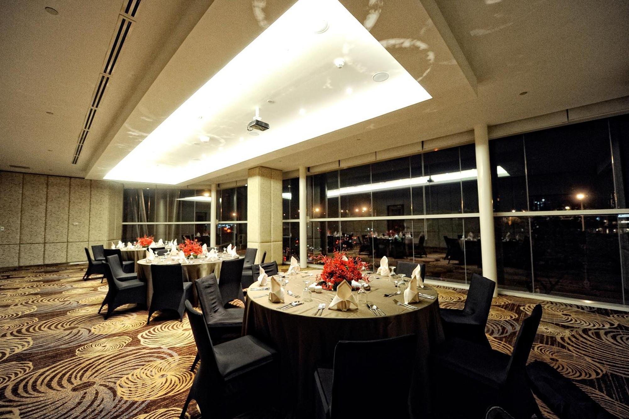 Acacia Hotel Manila Muntinlupa City Exterior photo