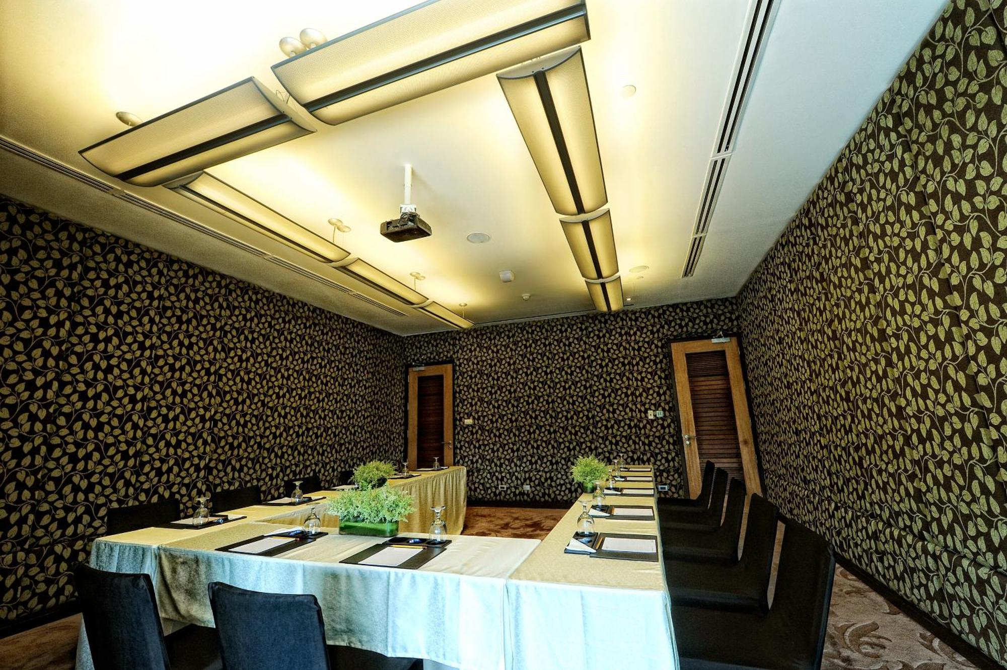 Acacia Hotel Manila Muntinlupa City Exterior photo