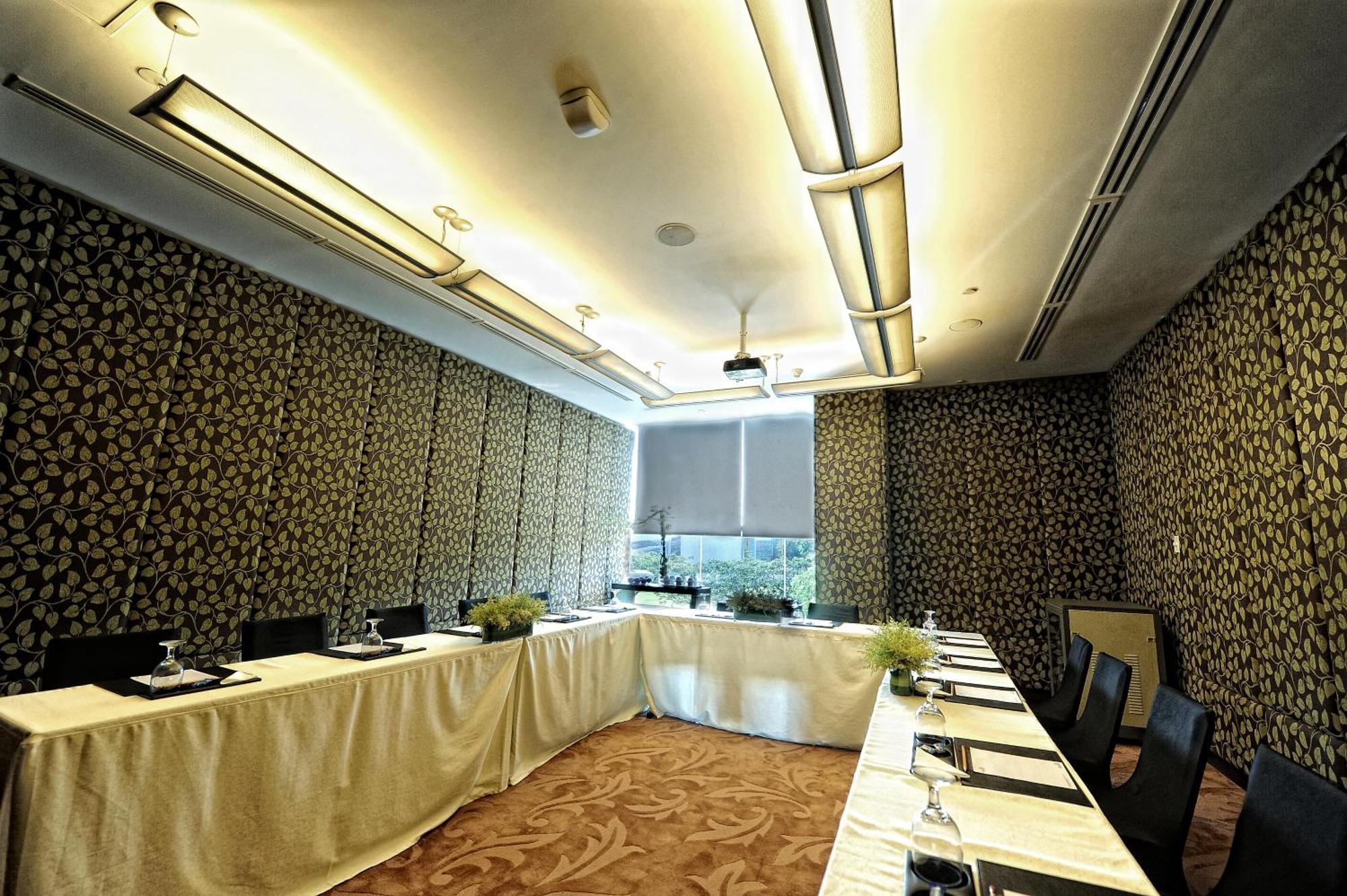Acacia Hotel Manila Muntinlupa City Exterior photo